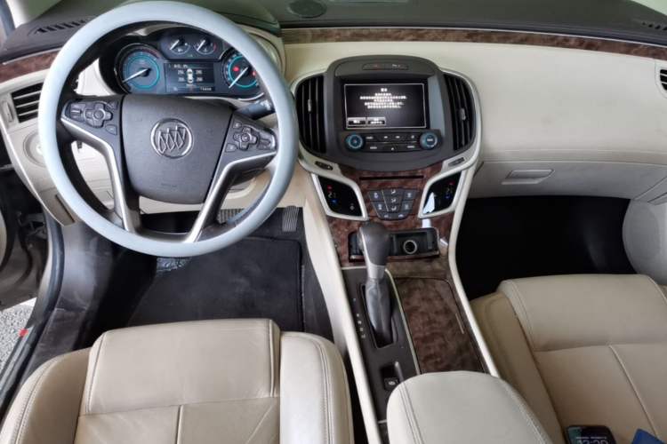 Used Buick LaCrosse 2013 2.4L SIDI Leading Comfort Version Center Console