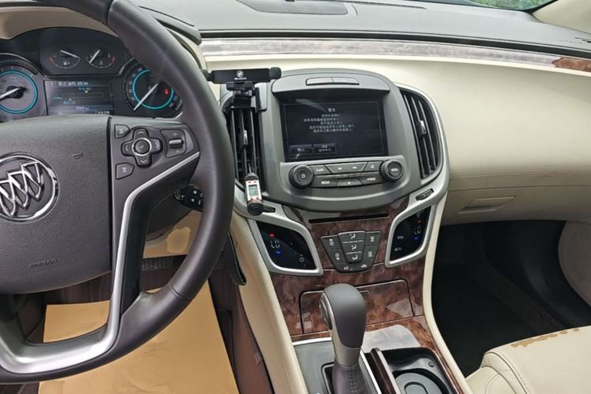 Used Buick LaCrosse 2013 2.4L SIDI Leading Comfort Version Center Console