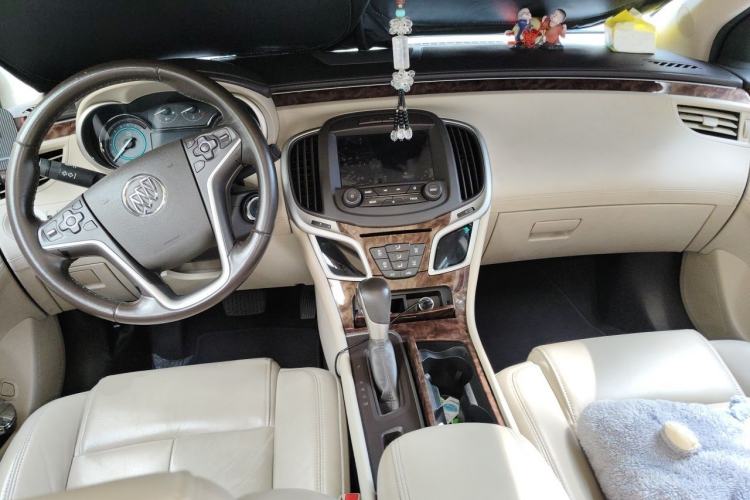 Used Buick LaCrosse 2013 2.4L SIDI Leading Comfort Version Center Console