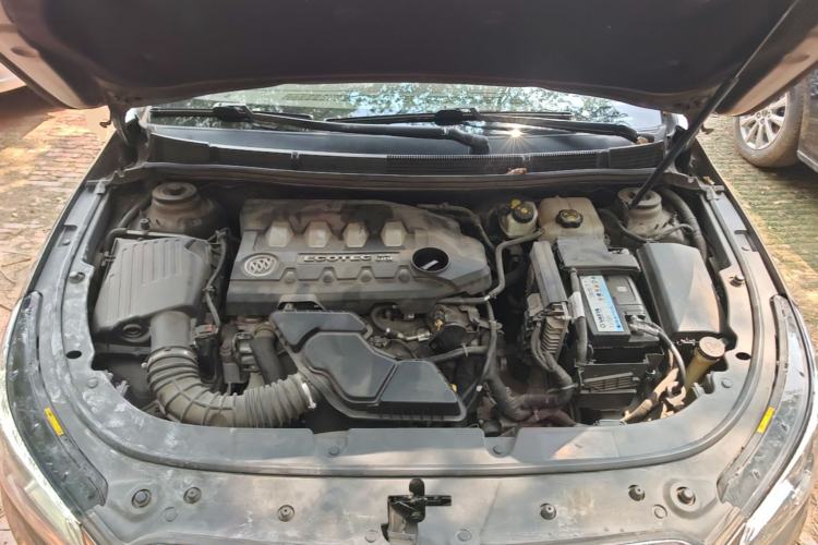 Used Buick LaCrosse 2013 2.4L SIDI Elite Comfort Version Engine Bay