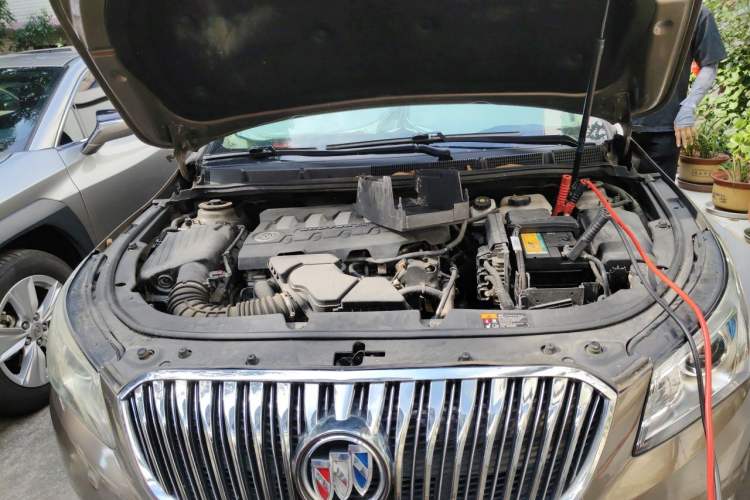 Used Buick LaCrosse 2013 2.4L SIDI Leading Comfort Version Engine Bay