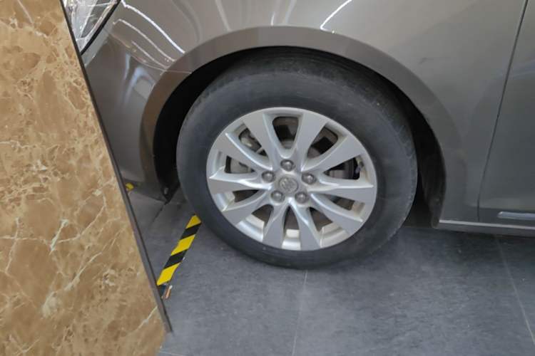 Used Buick LaCrosse 2013 2.4L SIDI Leading Comfort Version Left Front Wheel Hub