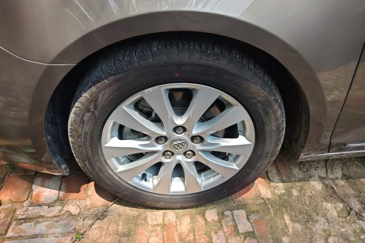Used Buick LaCrosse 2013 2.4L SIDI Elite Comfort Version Left Front Wheel Hub