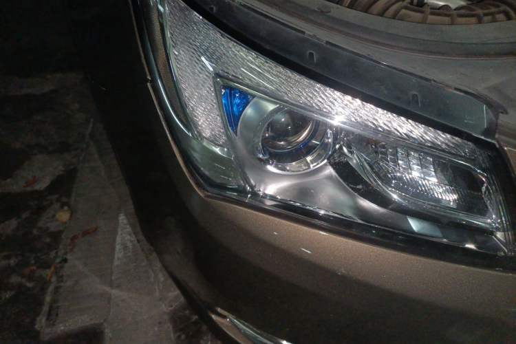 Used Buick LaCrosse 2013 eAssist 2.4L Eco-Friendly Comfort Model Right Front Headlight