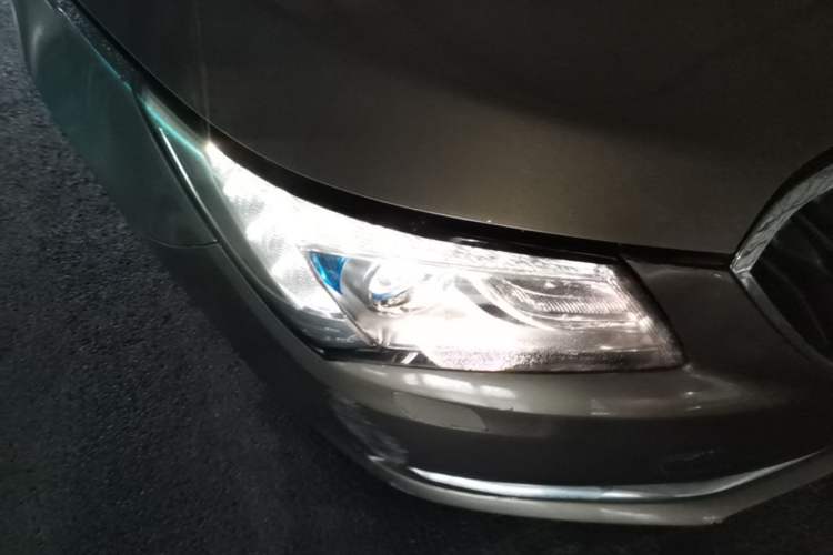 Used Buick LaCrosse 2013 2.4L SIDI Elite Comfort Version Right Front Headlight