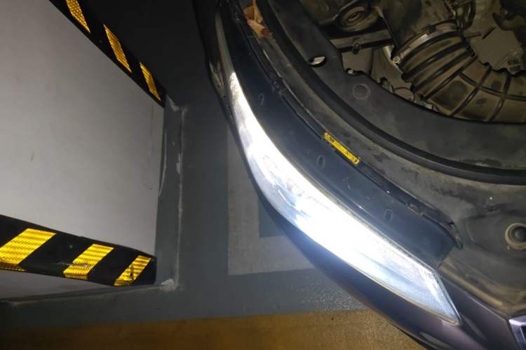Used Buick LaCrosse 2013 2.4L SIDI Luxury Comfort Edition Right Front Headlight