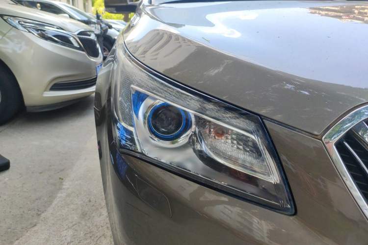 Used Buick LaCrosse 2013 2.4L SIDI Elite Comfort Version Right Front Headlight