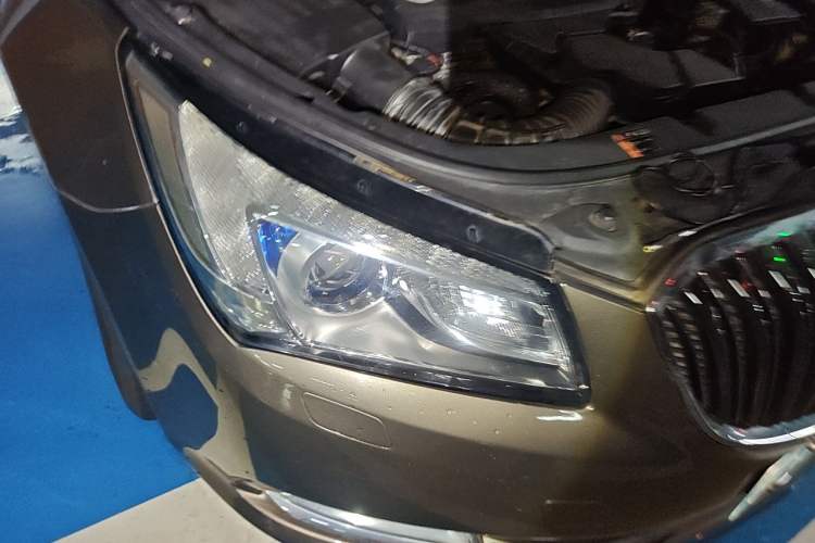 Used Buick LaCrosse 2013 2.4L SIDI Elite Comfort Version Right Front Headlight