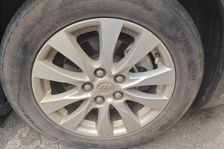 Used Buick LaCrosse 2013 2.4L SIDI Elite Comfort Version Right Front Wheel Hub