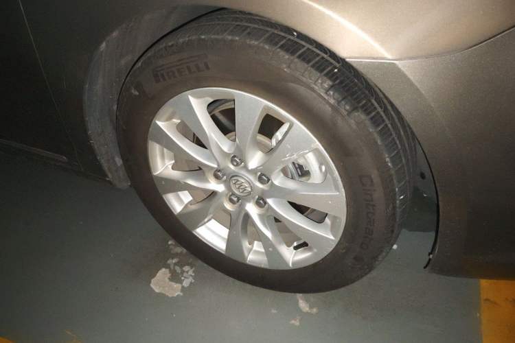 Used Buick LaCrosse 2013 2.4L SIDI Luxury Comfort Edition Right Front Wheel Hub