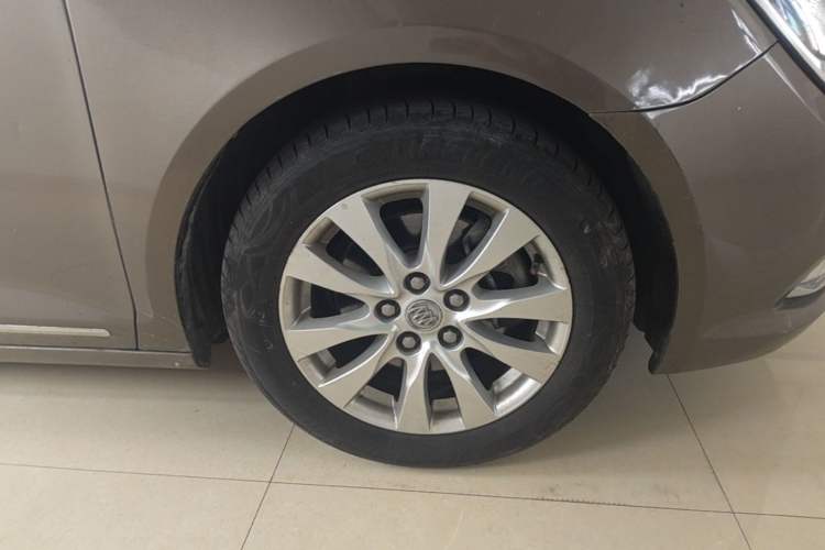 Used Buick LaCrosse 2013 2.4L SIDI Leading Comfort Version Right Front Wheel Hub