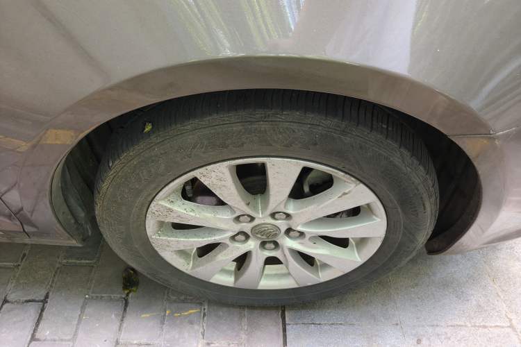 Used Buick LaCrosse 2013 2.4L SIDI Elite Comfort Version Right Front Wheel Hub