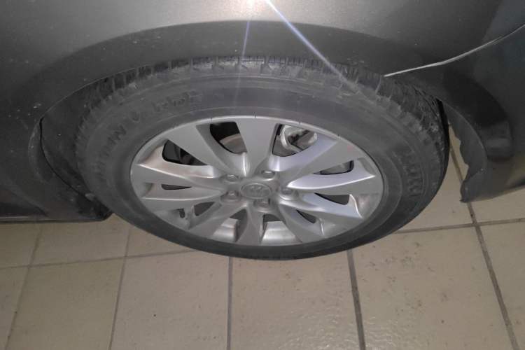 Used Buick LaCrosse 2013 2.4L SIDI Leading Comfort Version Right Front Wheel Hub