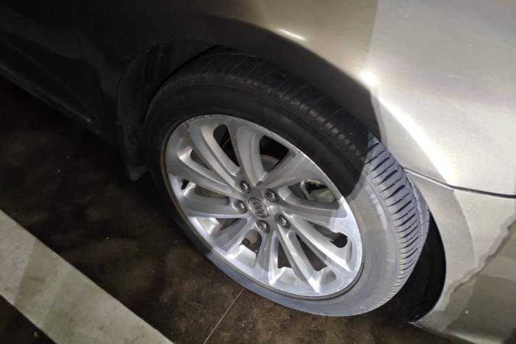 Used Buick LaCrosse 2013 2.4L SIDI Luxury Comfort Edition Right Front Wheel Hub