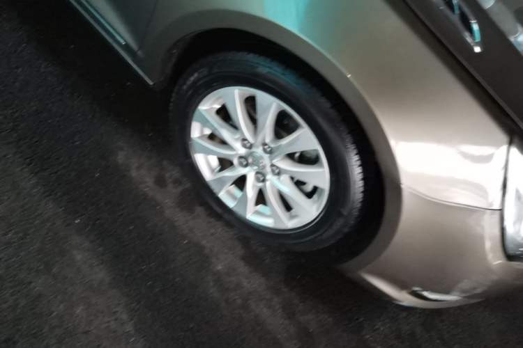 Used Buick LaCrosse 2013 2.4L SIDI Elite Comfort Version Right Front Wheel Hub
