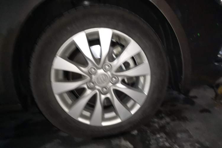 Used Buick LaCrosse 2013 2.4L SIDI Elite Comfort Version Right Front Wheel Hub