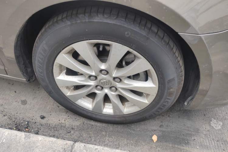 Used Buick LaCrosse 2013 2.4L SIDI Elite Comfort Version Right Front Wheel Hub