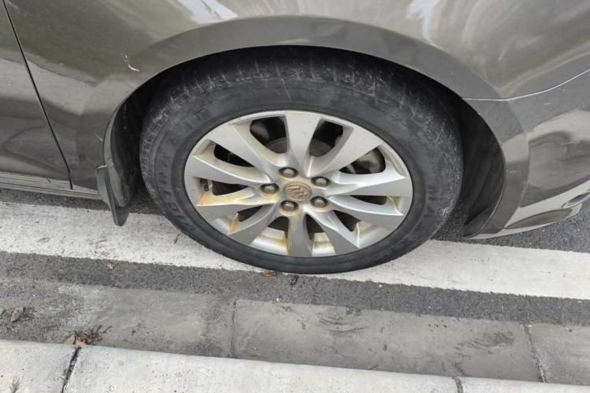 Used Buick LaCrosse 2013 2.4L SIDI Leading Comfort Version Right Front Wheel Hub
