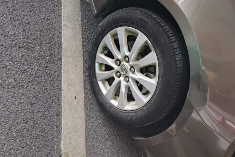 Used Buick LaCrosse 2013 2.4L SIDI Leading Comfort Version Right Front Wheel Hub