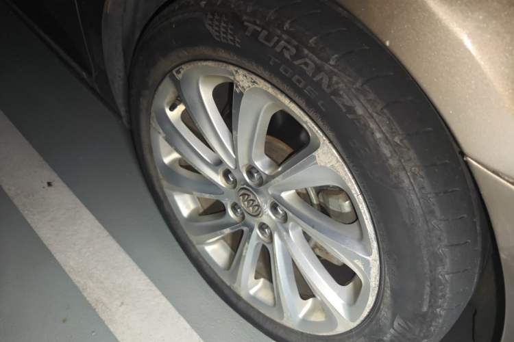 Used Buick LaCrosse 2013 2.4L SIDI Luxury Comfort Edition Right Front Wheel Hub