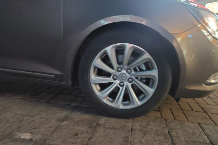 Used Buick LaCrosse 2013 2.0T SIDI Elite Tech Version Right Front Wheel Hub