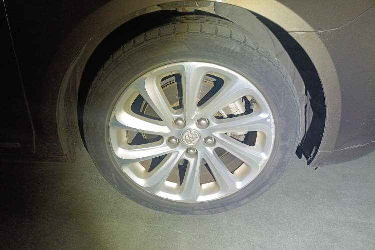 Used Buick LaCrosse 2013 2.4L SIDI Luxury Comfort Edition Right Front Wheel Hub