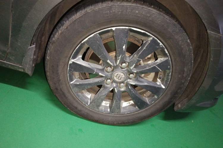 Used Buick LaCrosse 2013 2.4L SIDI Elite Comfort Version Right Front Wheel Hub
