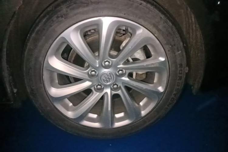 Used Buick LaCrosse 2013 2.4L SIDI Luxury Comfort Edition Right Front Wheel Hub