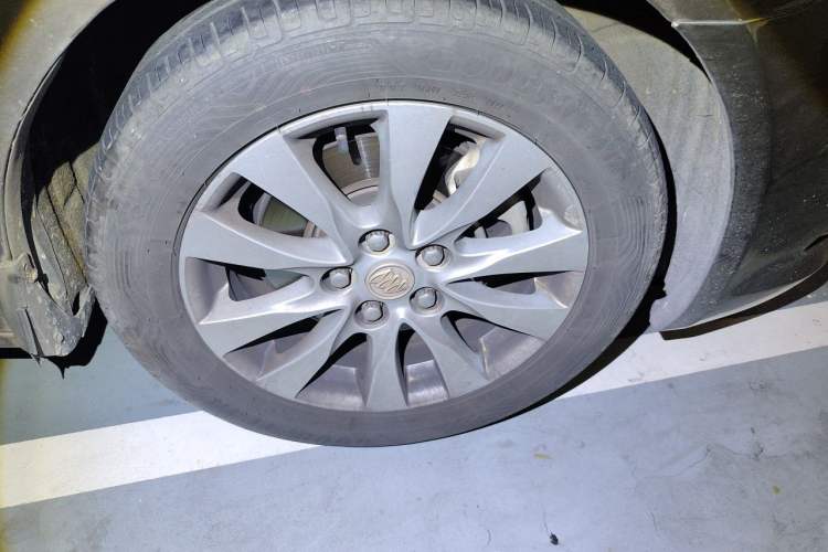 Used Buick LaCrosse 2013 2.4L SIDI Elite Comfort Version Right Front Wheel Hub