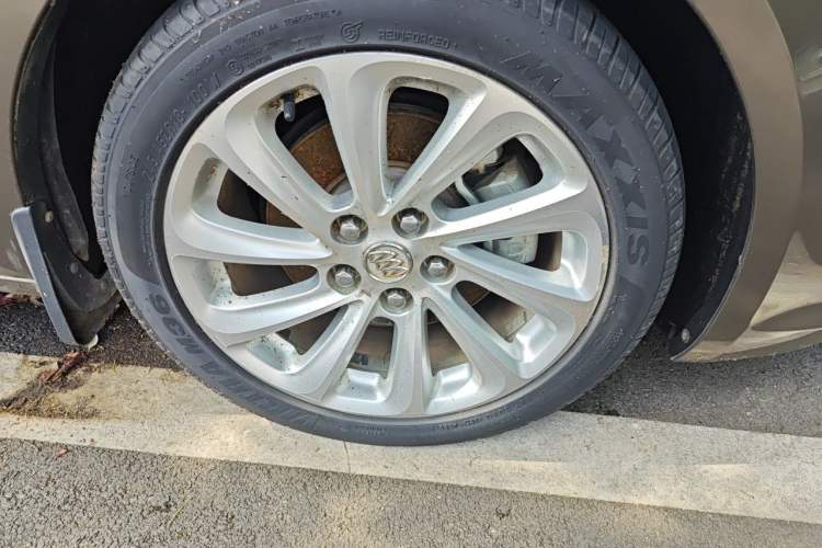 Used Buick LaCrosse 2013 2.4L SIDI Luxury Comfort Edition Right Front Wheel Hub