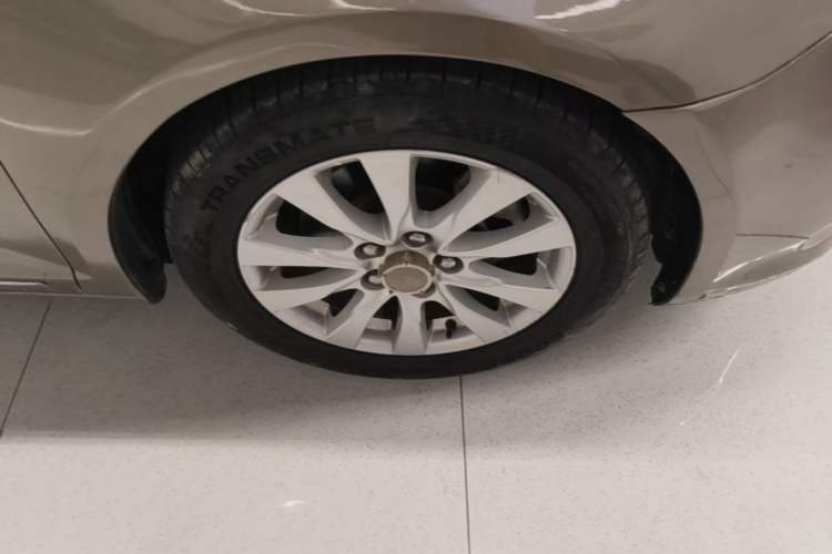 Used Buick LaCrosse 2013 2.4L SIDI Leading Comfort Version Right Front Wheel Hub