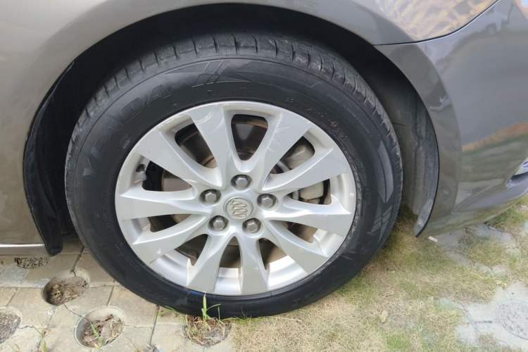 Used Buick LaCrosse 2013 2.4L SIDI Elite Comfort Version Right Front Wheel Hub