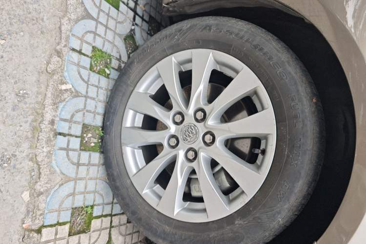 Used Buick LaCrosse 2013 2.4L SIDI Leading Comfort Version Right Front Wheel Hub
