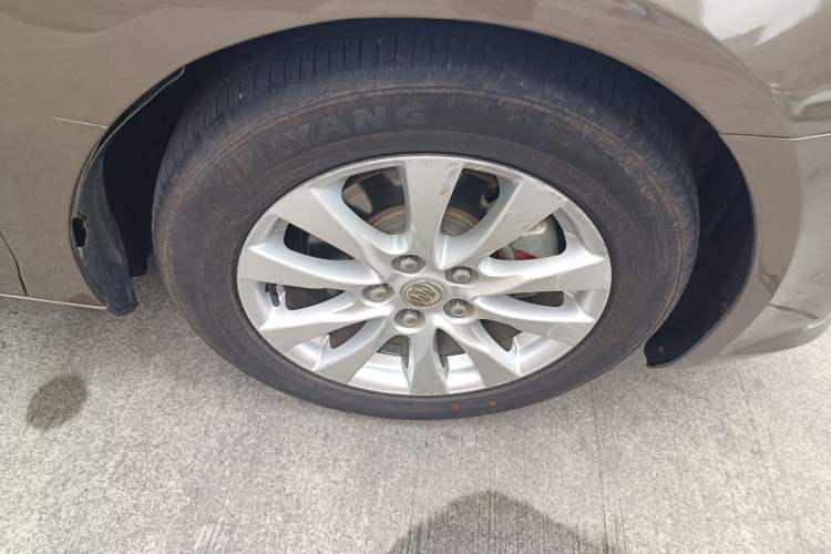 Used Buick LaCrosse 2013 2.4L SIDI Luxury Comfort Edition Right Front Wheel Hub