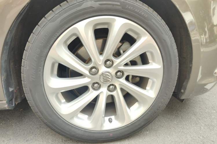 Used Buick LaCrosse 2013 2.4L SIDI Luxury Comfort Edition Right Front Wheel Hub