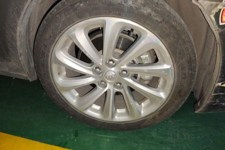 Used Buick LaCrosse 2013 2.4L SIDI Luxury Comfort Edition Right Front Wheel Hub