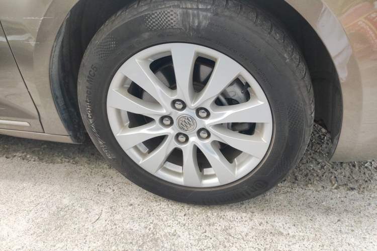 Used Buick LaCrosse 2013 2.4L SIDI Elite Comfort Version Right Front Wheel Hub