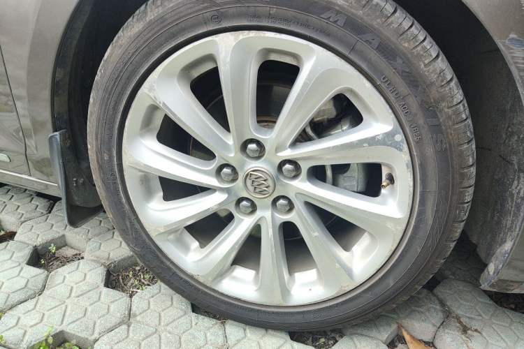 Used Buick LaCrosse 2013 2.4L SIDI Luxury Comfort Edition Right Front Wheel Hub
