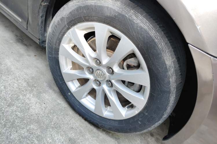 Used Buick LaCrosse 2013 2.4L SIDI Leading Comfort Version Right Front Wheel Hub
