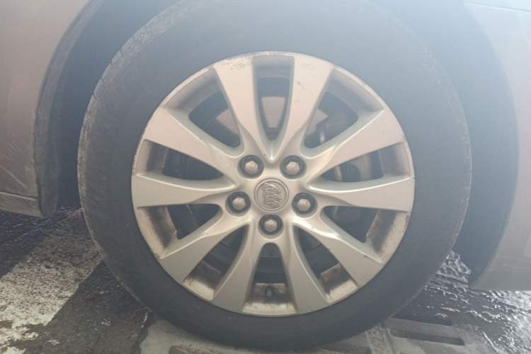 Used Buick LaCrosse 2013 2.4L SIDI Elite Comfort Version Right Front Wheel Hub
