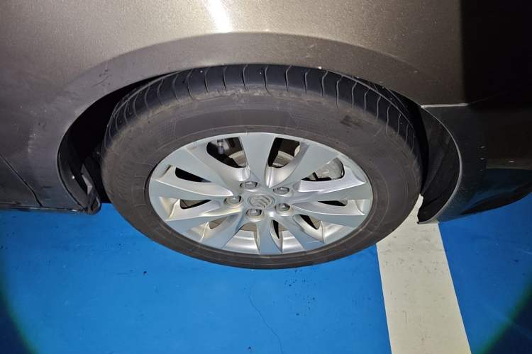 Used Buick LaCrosse 2013 2.4L SIDI Elite Comfort Version Right Front Wheel Hub