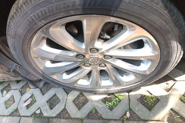 Used Buick LaCrosse 2013 2.4L SIDI Luxury Comfort Edition Right Front Wheel Hub