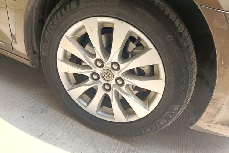Used Buick LaCrosse 2013 2.4L SIDI Leading Comfort Version Right Front Wheel Hub
