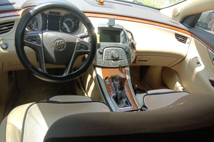 Used Buick LaCrosse 2013 2.4L SIDI Elite Comfort Version Center Console