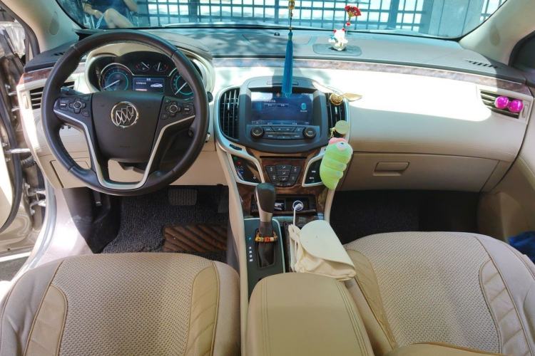 Used Buick LaCrosse 2013 2.4L SIDI Leading Comfort Version Center Console