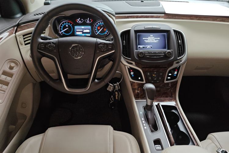 Used Buick LaCrosse 2013 2.4L SIDI Leading Comfort Version Center Console
