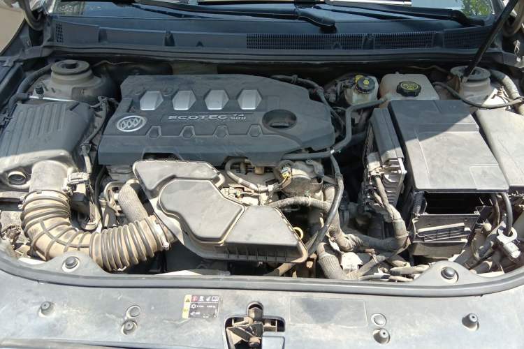 Used Buick LaCrosse 2013 2.4L SIDI Elite Comfort Version Engine Bay