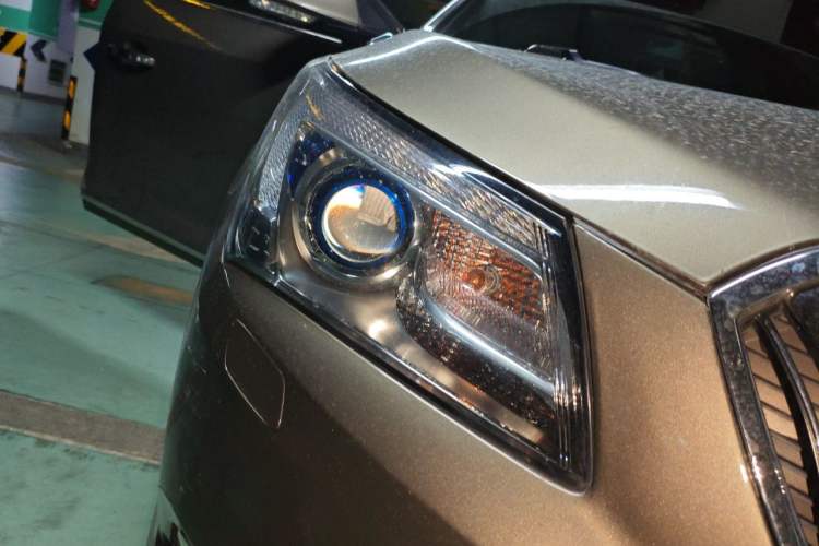 Used Buick LaCrosse 2013 2.4L SIDI Luxury Comfort Edition Right Front Headlight