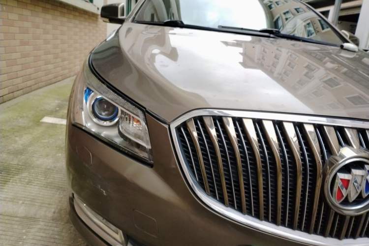 Used Buick LaCrosse 2013 2.4L SIDI Luxury Comfort Edition Right Front Headlight