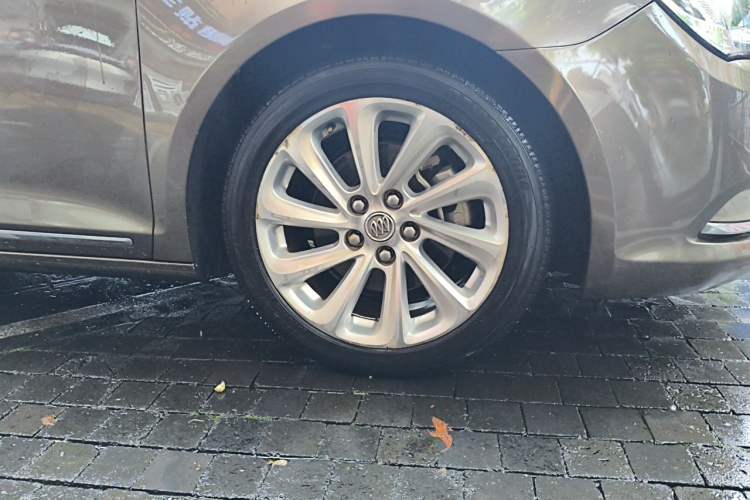 Used Buick LaCrosse 2013 2.4L SIDI Luxury Comfort Edition Right Front Wheel Hub